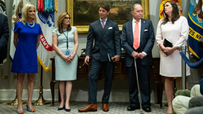 President Trumps fem ledande rådgivare uppradade. Längs till höger Sarah Sanders, till vänster Kellyanne Conway.