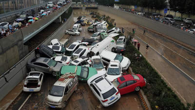 Bilar i högar på en nedfart till en vägtunnel i centrala Zhengzhou på torsdagen. 