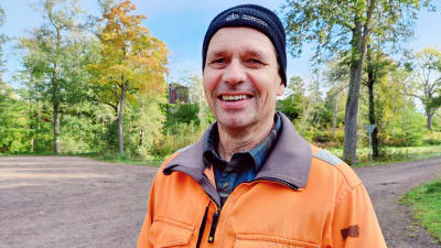 Otto von Frenckell står på en väg vid en skogsdunge.