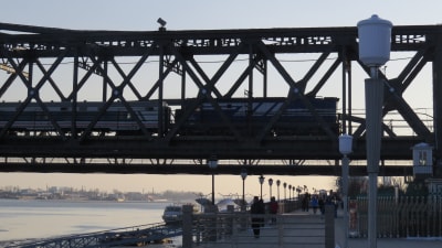 Tåg passerar gränsen mellan Nordkorea och Kina på en bro över floden Yalu i staden Dandong.