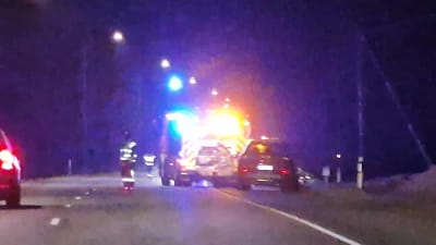 Bild på en trafikolycka. En brandbil har blåljusen påslagna och en reflexklädd person styr trafiken.
