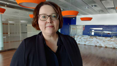 En kvinna med brunt hår och glasögon. Hon heter Kati Tantarimäki.
