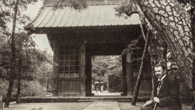 Harald Gallén vid ingången till ett buddhistiskt tempel i staden Kamakura i östra Japan. Fotografiet taget år 1914.