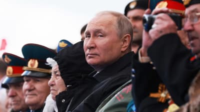 Presidentti Vladimir Putin seuraa Voitonpäivän paraatia 9. toukokuuta.