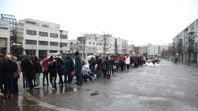 Lång kö utanför Malms köpcenter där musiker delar ut mat inför julen den 23e december 2017. 