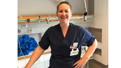 Martina Andersson iklädd sjuksköterskekläder.