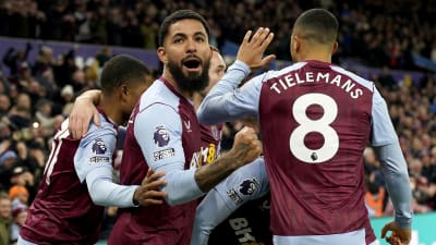 Spelare i Aston Villa jublar.