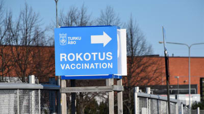 En skylt om coronavaccinationer utanför Åbo mässcentrum.