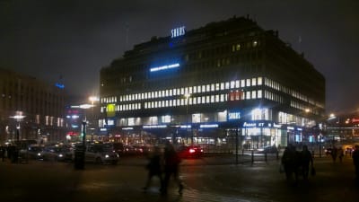 Sen kväll i Helsingfors centrum.