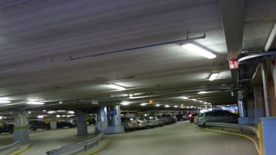 Bilar som står parkerade i en parkeringshall.