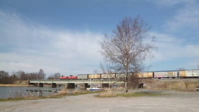 Godståg kör över bron i Ekenäs.