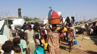 Sydsudanesiska flyktingar söker skydd hos FN i utkanten av Juba