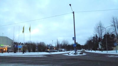 Pojovägen i Pojo centrum, vinter, skymning, trist intryck, till vänster skymtar Aktia och S-market.