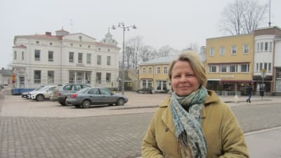 Ylva Rancken-Lutz med torget i Ekenäs i bakgrunden.