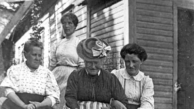 Fyra kvinnor framför södergranska villans gavel. Olga Fabritius, Kirsti Moilanen, Helena Södergran och Paula Orlowsky.