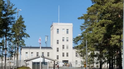 Porten in till sprängämnesfabriken Forcit i Hangö, bakom syns den stora beige byggnaden som dominerar området.