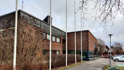 Ett brunt tegelhus i Ingå kyrkby där det finns bibliotek och där kommunens tjänstemän jobbar.