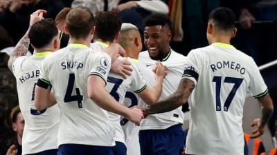 Tottenham firar Emerson Royals mål.