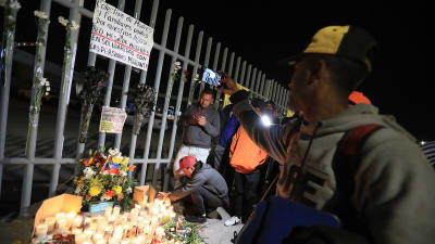Anhöriga och andra migranter tände ljus till minne av de omkomna utanför migrantförvaret i Ciudad Juárez. 