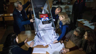 Rösträkning i Donetsk den 2 november 2014.