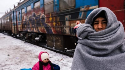En flykting på järnvägsstationen i Presevo, Serbien 19.1.2015