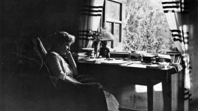 Hagar Olsson i sitt föräldrahem i prästgården i Räisälä. Prästgårdens vindskammare ca 1920 Edith Södergrans samling