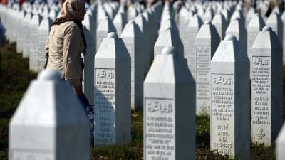 Kvinna på minnesplasten Potocari nära Srebrenica