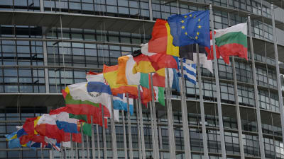 Flaggor utanför EU-parlamentet i Strasbourg