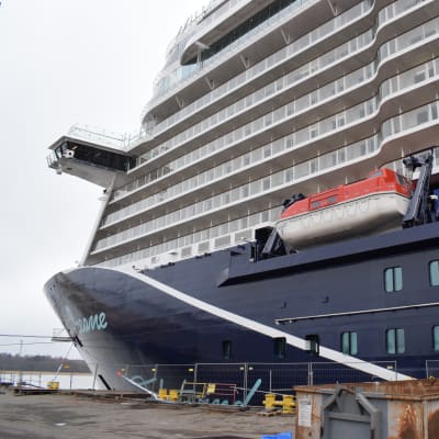 Kryssningsfartyget Mein Schiff 1 vid varvet i Åbo.