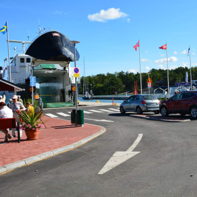 Förbindelsebåtsbrygga i Nagu hamn. 