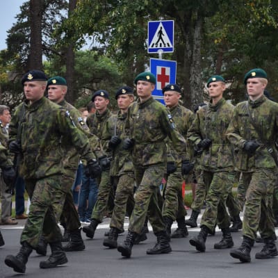 Militärparad på gatan med rekryter.
