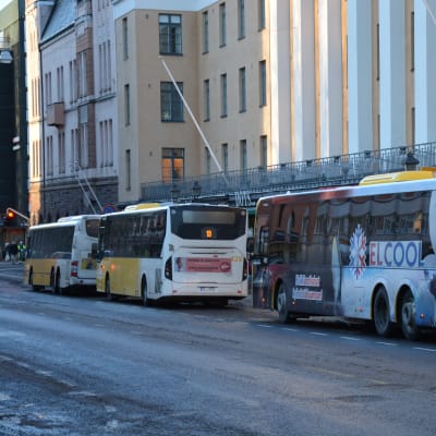 Flera bussar står på en busshållplats i Åbo. 