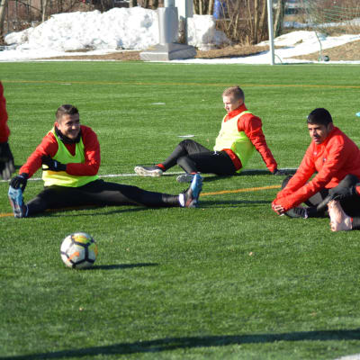 Darvin Chavez, Luis Enrique Robles och Jahir Barraza töjer på träning.