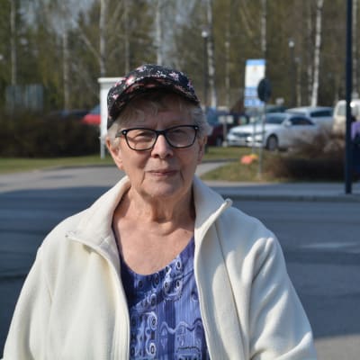 Dam med keps ler i solen