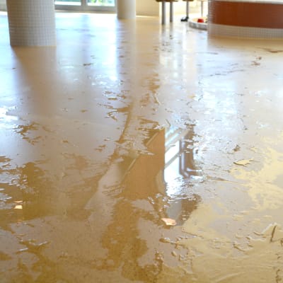 Ett vått golv i en simhall. 