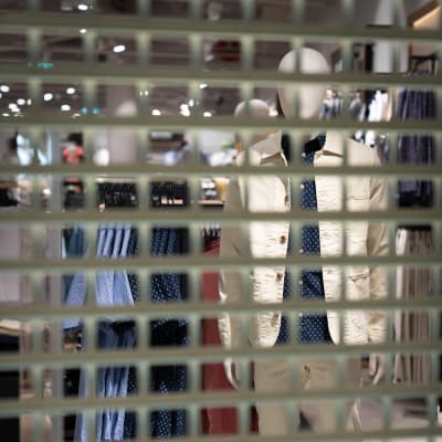Koronaviruksen takia suljettu vaateliike kauppakeskus Jumbossa.