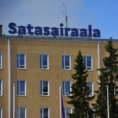 Satasairaalan katolla oleva kyltti