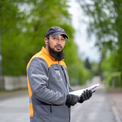 Postinkantaja Hameed Shinwari jakokierroksella Länsi-Pakilassa, Helsinki, 21.5.2021.