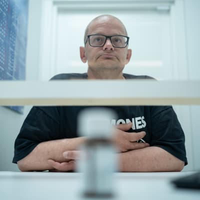 Kokemustyöntekijä ja opioidikorvaushoidossa itsekin käyvä Mattias Isaksson hakemassa korvaushoitolääkkeensä.