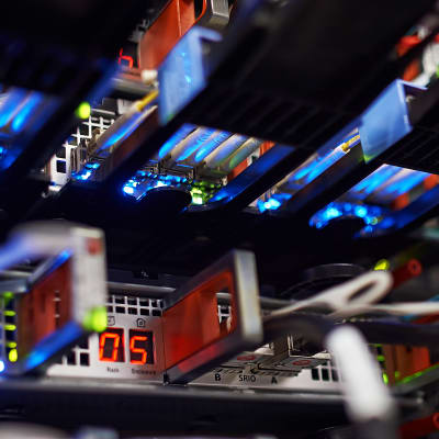 Närbild på datorer i datacenter