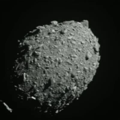 En svartvit bild på nära håll av en asteroid.