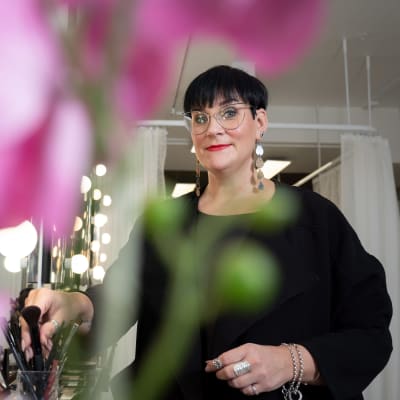 Meikkitaiteilija Elina Kymäläinen studiollaan Tampereella.
