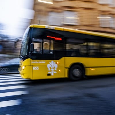 Gul buss kör i trafiken