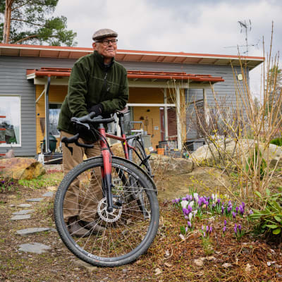 Vuoden pyöräilijä 2023 Markku Lahtinen pyöränsä kanssa kotipihalla.