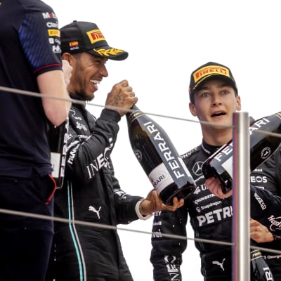 Lewis Hamilton, George Russell ja Max Verstappen Espanjan GP:n podiumilla.