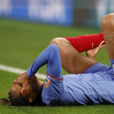 Wendie Renard makaa nurmella.