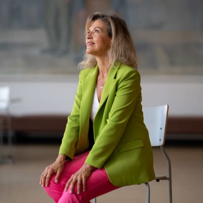 Saksalainen viulisti Anne-Sophie Mutter kuvattuna Turun konserttitalon lämpiössä, 23.8.2023.