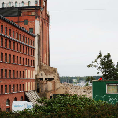 Bild av de rivna silorna. I bakgrunden ser man Vasklot och på vänster sida Åbo Akademi.