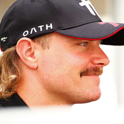 Valtteri Bottas hymyilee. 