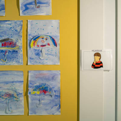 Lasten piirustuksia ja "hiljaisuus" kyltti helsinkiläisen päiväkoti Tunturin seinällä, Vesala, 16.11.2023.